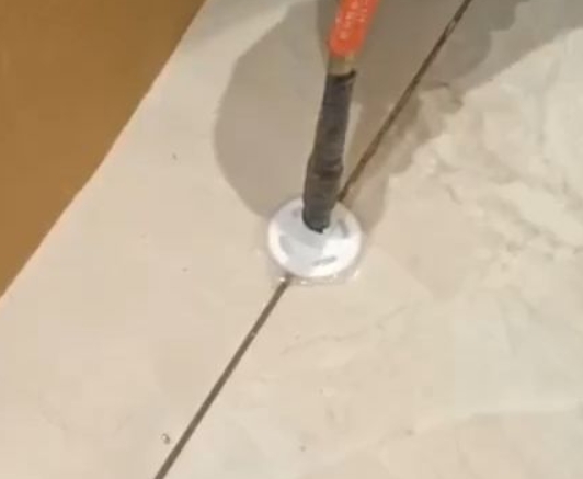 管城瓷砖空鼓维修公司专业解答瓷砖在铺贴过程中，如果没有涂抹均匀到位的粘结材料（如水泥砂浆或瓷砖胶），可能会导致以下问题