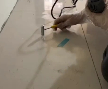 管城瓷砖开裂维修公司专业分享瓷砖在铺贴前如果没有沥干水分，将会导致以下问题